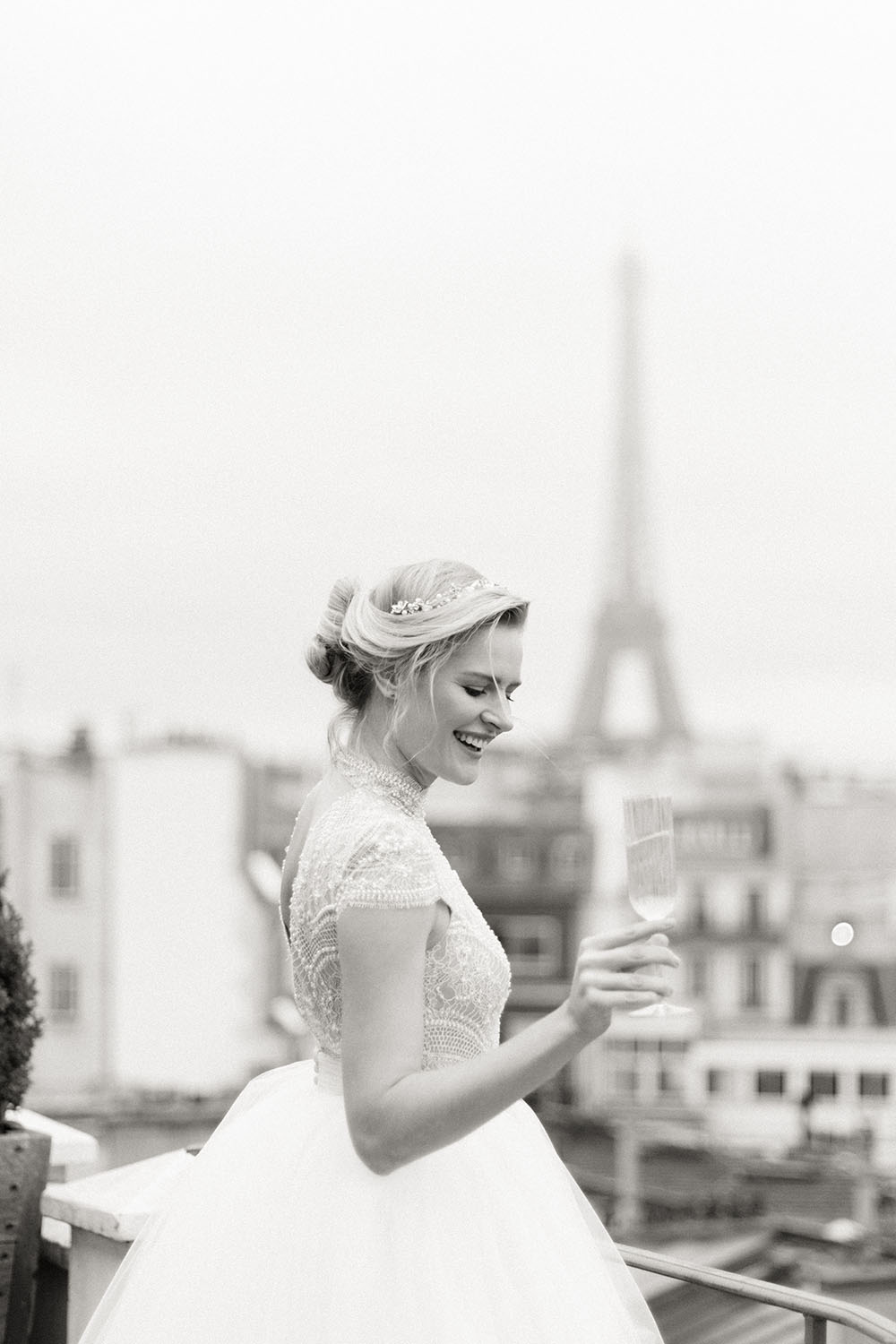 une femme bois une coupe de champagne aevc la tour eiffel